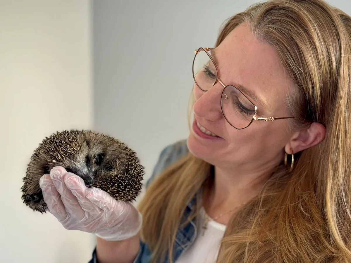 Michelle met een egel in haar hand